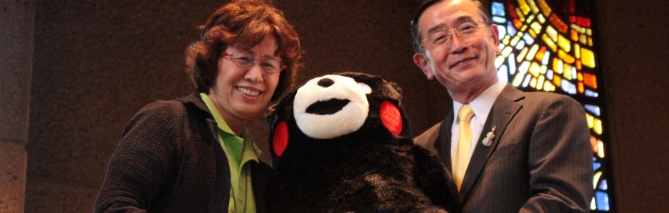 宗次徳二氏にくまモンを渡す入部オハイエくまもと会長