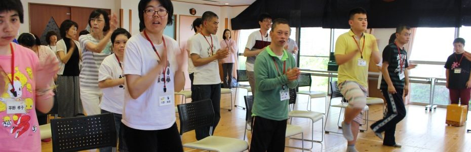 新しい曲でダンスを楽しむ（第２大江学園にて）