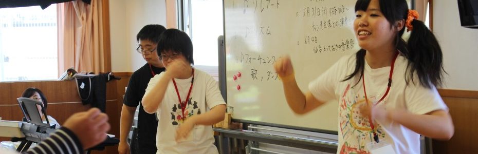 パフォーマーが全員をダンス指導。表現が素晴らしいね！